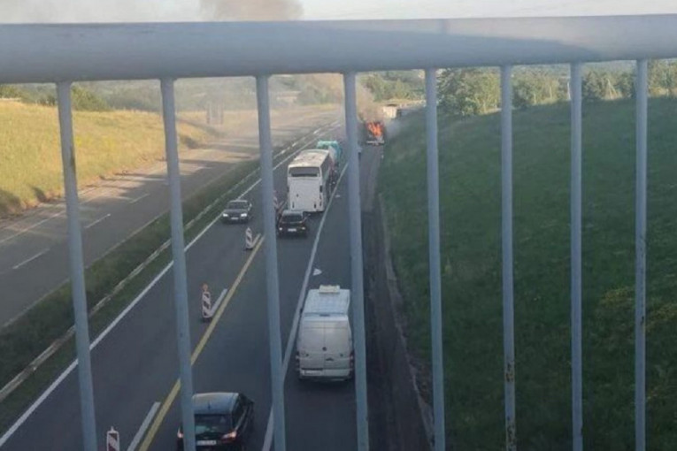 Gori autobus kod petlje "Orlovača": Saobraćaj se odvija otežano
