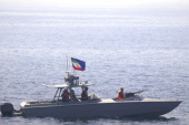 Okršaj američkog ratnog broda i iranskog čamca u Ormuskom moreuzu: Amerikanci morali da ispale raketu upozorenja (FOTO)