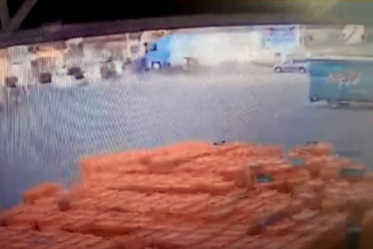 Osvanuo uznemirujuć snimak udesa kod Loznice: Kamion gurao automobil i potpuno ga smrskao! Stradao vozač (VIDEO)