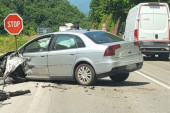 Još jedan udes na putevima u Srbiji: Direktan sudar automobila i šlepera