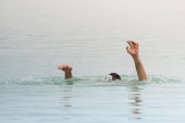 Dve tragedije na Jadranskom moru: Utopio se turista, žena stradala kada je skočila u vodu!