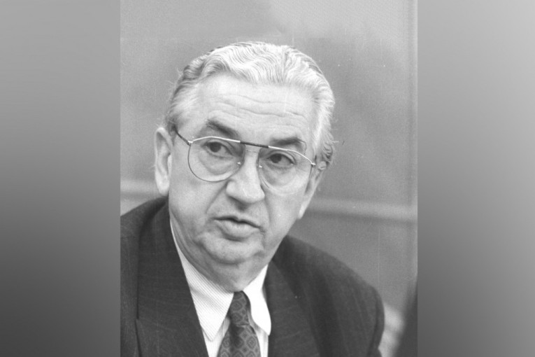 Vučić uputio saučešće povodom smrti Dragana Tomića: "Cenio sam njegovo ozbiljno, savesno i odgovorno ponašanje"