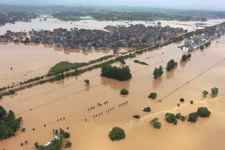 Dramatično u Kini: Zbog poplava evakuisano pola miliona ljudi, bujice nosile kuće i automobile, očekuje se još padavina (VIDEO/FOTO)