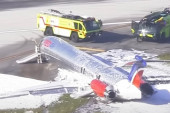 Panika na aerodromu u Majamiju, čudo da nema žrtava: Avion se zapalio pri sletanju, za sobom vukao delove zgrade! (VIDEO)
