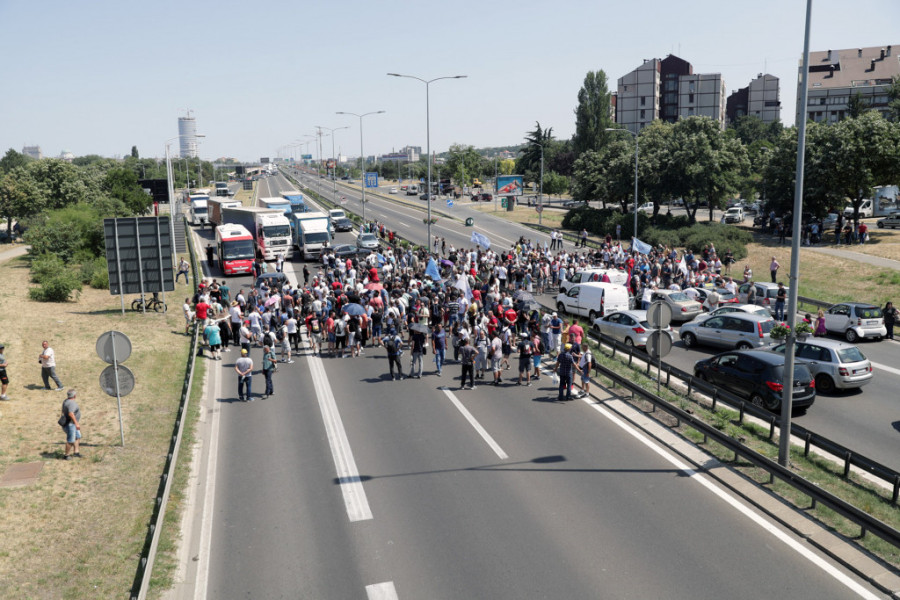 Maltretiranje građana zarad političkih poena: Ćuta ponovo blokirao auto-put