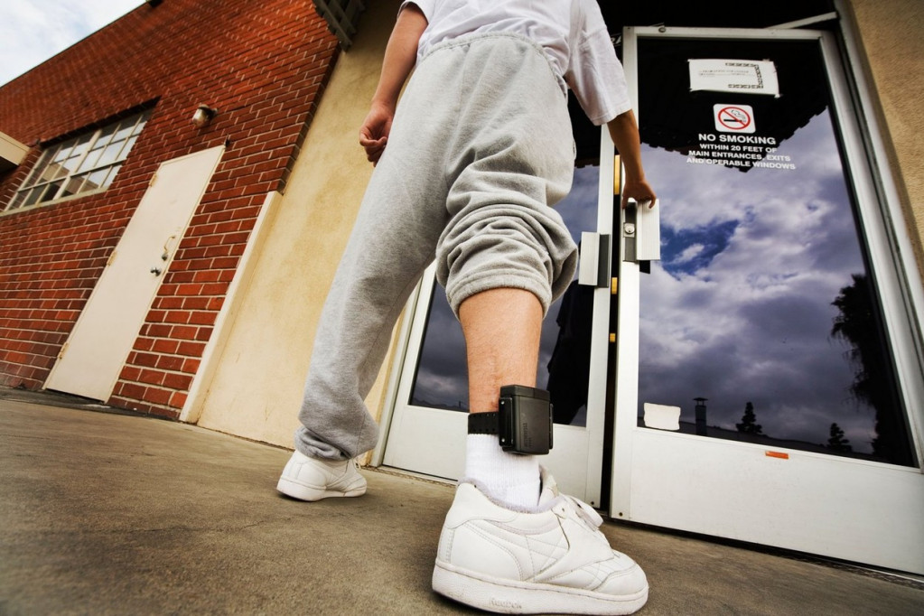 Jedan otišao na svadbu, drugi se izvinio iz Hrvatske, treći pokušao da ubije suprugu: Oni su skinuli nanogvicu i pobegli iz kućnog pritvora!