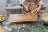 Ovo je verovatno najbolji trik za stavljanje pek-papira u kalup