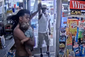 Uperio pištolj u muškarca, a on se odbranio iako je držao bebu u naručju (VIDEO)