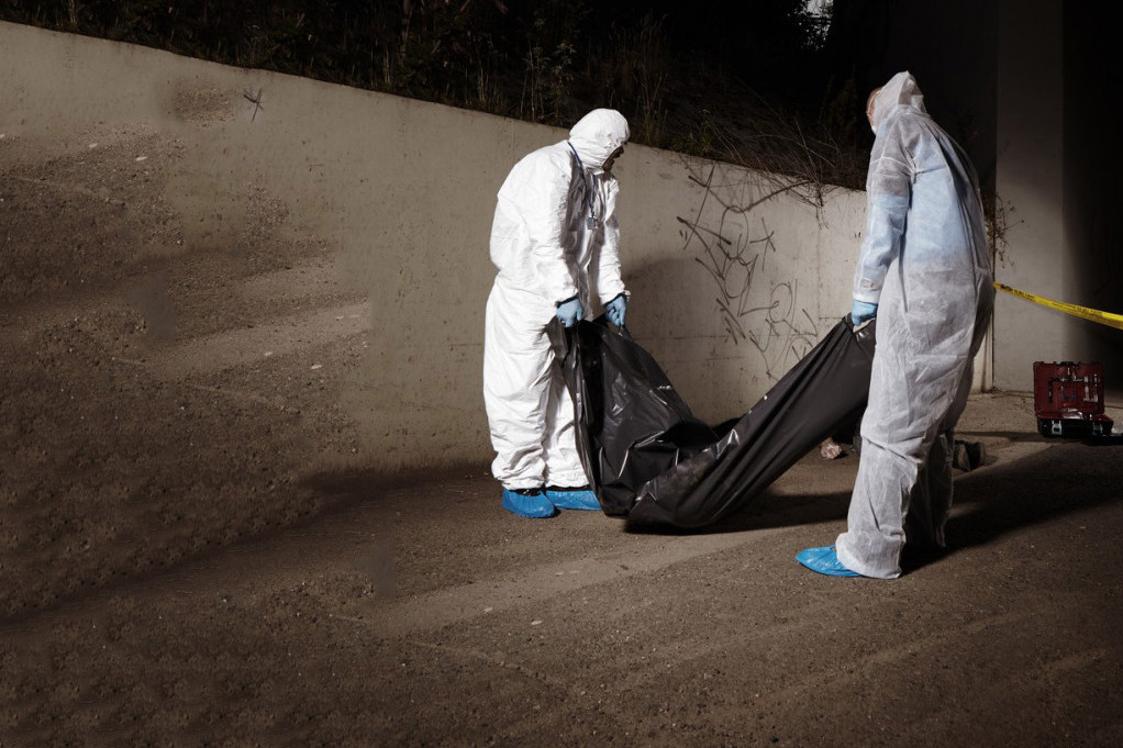 Užas u Bečmenu: Pronađeno telo žene pored puta!