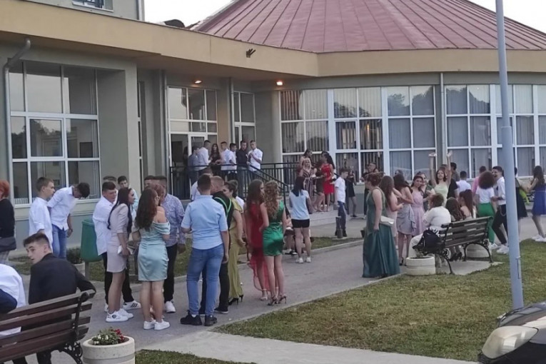 24SEDAM STARA PAZOVA Počele svečane proslave maturskih večeri za učenike