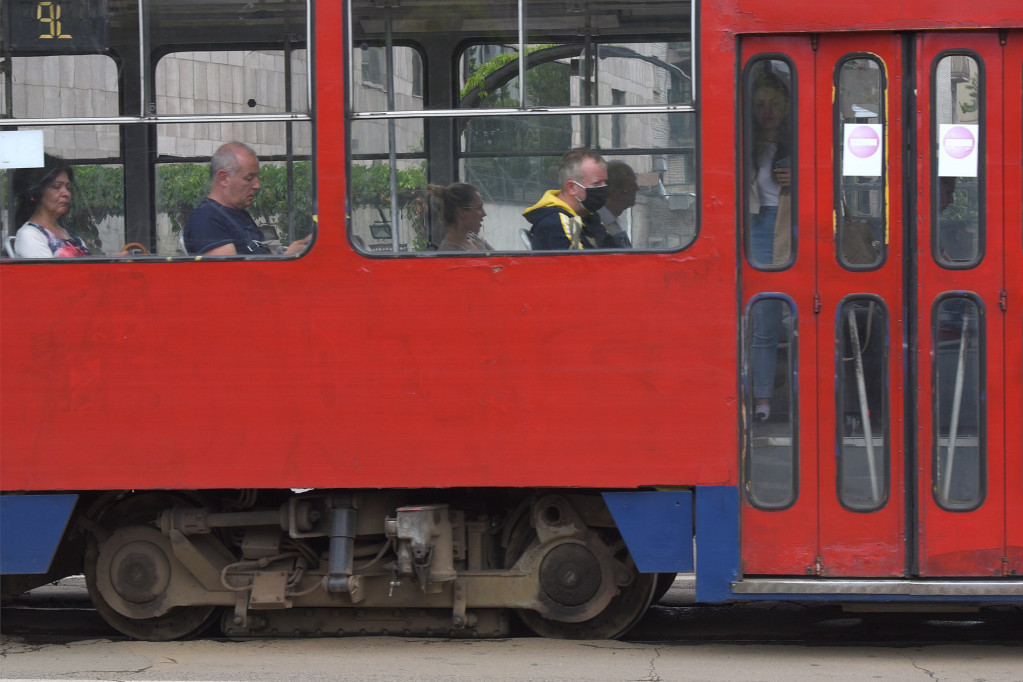Ceca vozi "devetku" kao "zmaj": Nesvakidašnji prizor iz tramvaja oduševio Beograđane (FOTO)