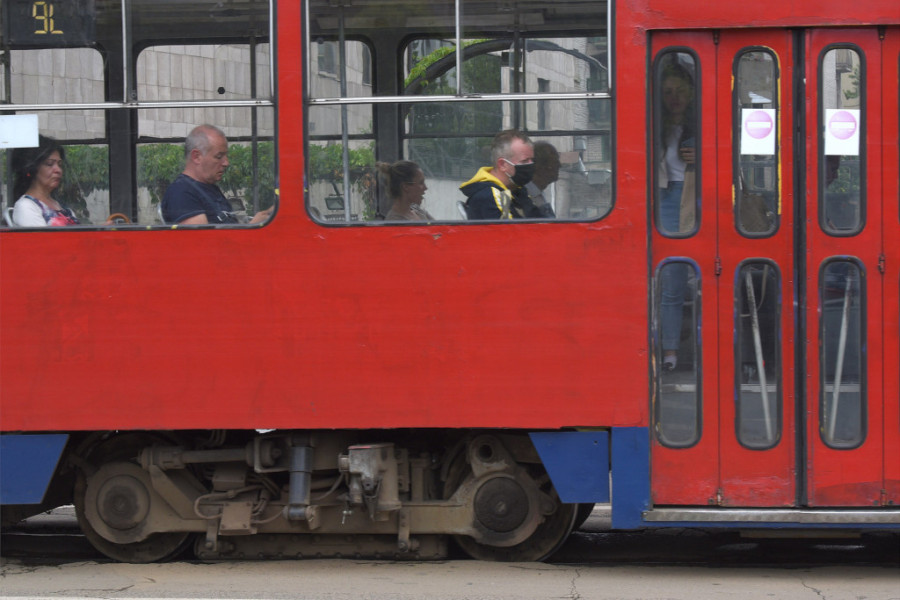 Bizaran incident: Metal odskočio od šina dok je prolazio tramvaj, pa povredio ženu! A evo da li može da dobije neku odštetu?!