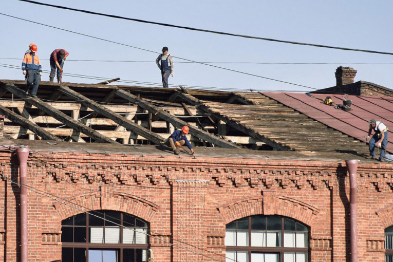 Jeziva nesreća u Sevojnu: Poginuo radnik (22) - pao dok je popravljao krov na zgradi