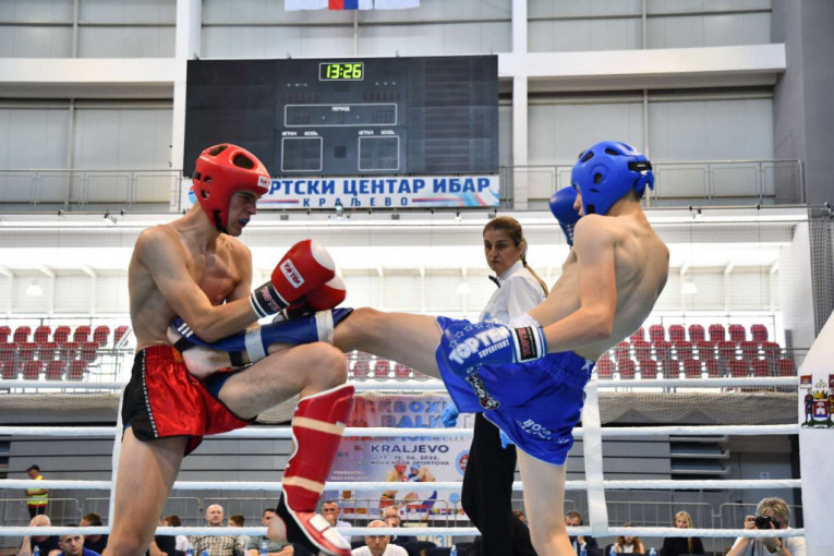 24SEDAM KRALJEVO Prvenstvo Balkana u kik-boksu okupilo brojne ljubitelje borilačkog sporta