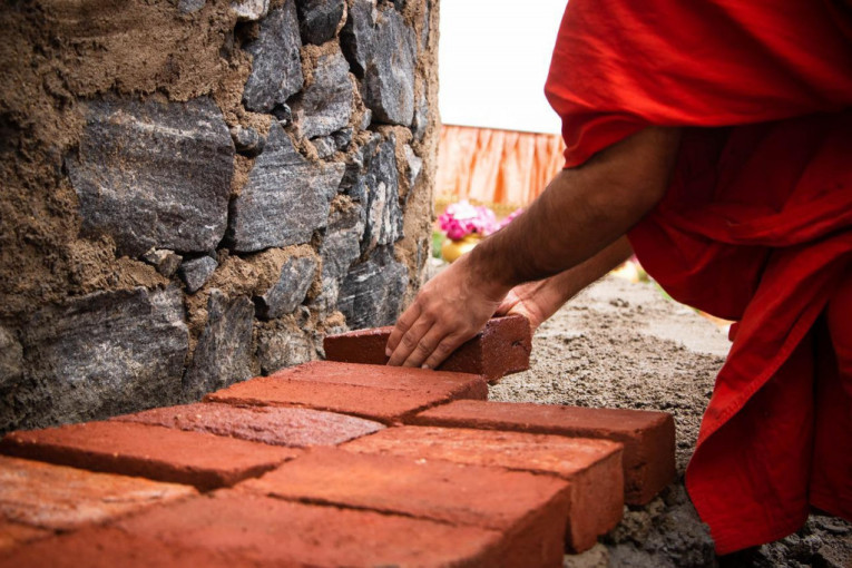 Romkinja na severu Hrvatske pre devet godina gađala policajca ciglom - koja je tek sad uništena!?