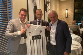 Predsednik UEFA sa dresom Partizana! Crno-beli darivali oca i sina Čeferin! (FOTO)