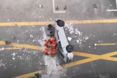 Automobil pao sa 3. sprata zgrade, dvoje poginulo: Bizarna nesreća u Kini (VIDEO)