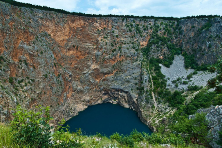 Ovo jezero je najdublje u Evropi: Legenda kaže da je Bog kaznio škrtog čoveka pretvorivši mu dvorac u jezero