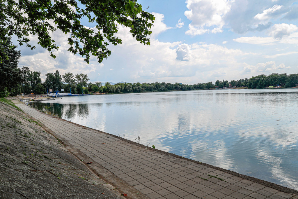Užas na jezeru kod Kovina: Žrtvu tukli, slomili joj vilicu, a sve zbog 400 evra