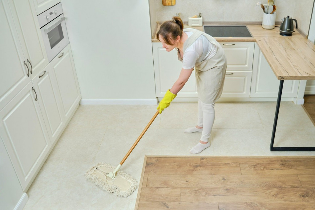 Čisti, skida mrlje i dezinfikuje: Napravite domaće i zdravo sredstvo za čišćenje parketa u svom domu
