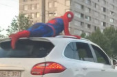"Sarajevski Spajdermen" mora da plati paprenu kaznu: Vozio se na krovu automobila ulicama grada, ljudi se šokirali (VIDEO)