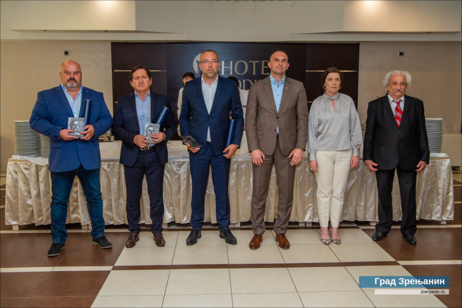 24SEDAM ZRENJANIN Gradonačelnik Simo Salapura prisustvovao svečanosti ustanovljenja kosmopolitskog priznanja “Nikola Tesla”