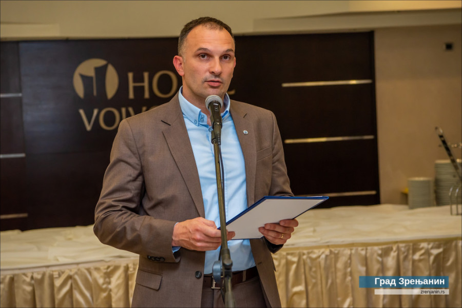 24SEDAM ZRENJANIN Gradonačelnik Simo Salapura prisustvovao svečanosti ustanovljenja kosmopolitskog priznanja “Nikola Tesla”