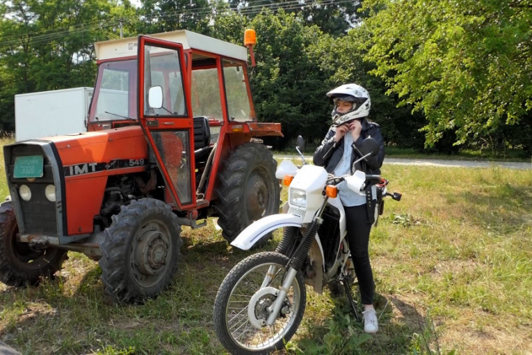Proslavila se na drugačijoj pisti od modne: Ona je šampionka Srbije – na traktoru (FOTO/VIDEO)