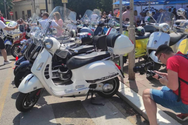 "Vespaši" okupirali Niš! Grad preplavili motori, najviše motorista došlo iz Grčke! (FOTO)