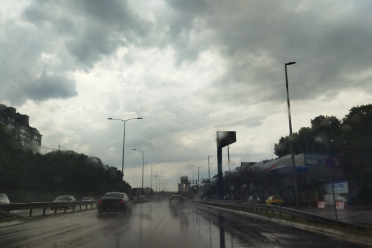 Jako nevreme u Beogradu: Vozila stoje, kiša i grad paralisali sve (VIDEO)