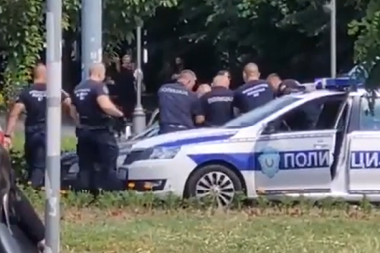 Policijska akcija na Vračaru: Automobilom udario troje ljudi u centru grada, pa pokušao da pobegne?
