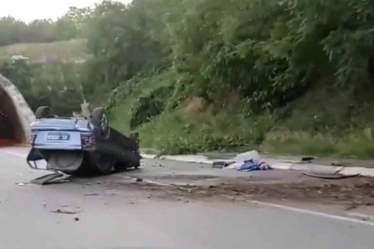 Stravičan udes u Novom Sadu na ulazu u tunel! Automobil na krovu, potpuno uništen, a bandera iščupana 50 metara dalje (VIDEO)