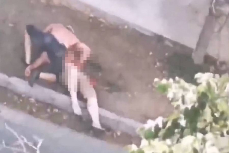 UZNEMIRUJUĆE Muškarac leži krvav na trotoaru na Petrovaradinu! Nemilom prizoru prethodio obračun