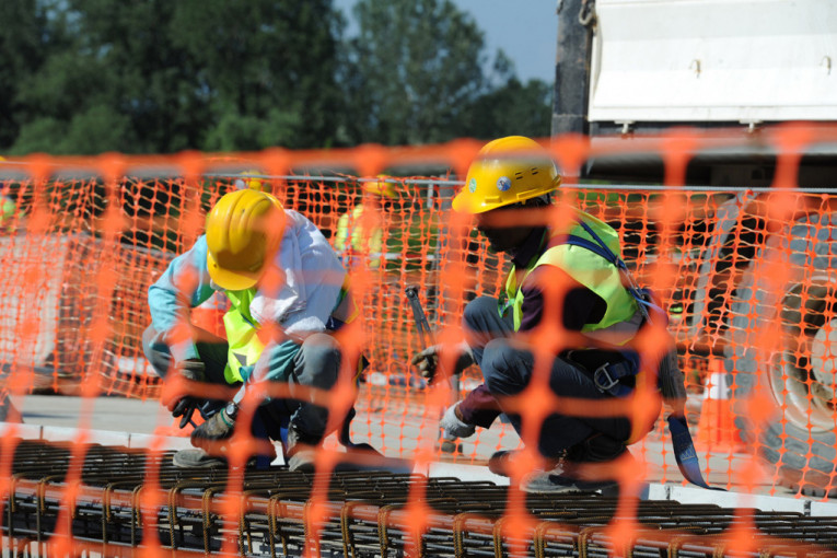 Radnik pao na glavu: Težak incident na izgradnji pijace u Nišu