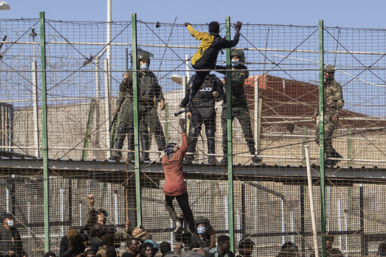Sa ograde pravo u smrt: 23 osobe stradale pokušavajući da iz Maroka izbegnu u špansku enklavu (FOTO)