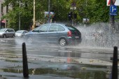 Jak pljusak u Vranju i Boru! Ulicama teku potoci vode, RHMZ dao novo upozorenje (FOTO/VIDEO)