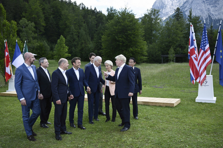 "Treba da se skinemo i pokažemo grudi": Lideri G7 se šalili na račun Putinovog izgleda, u šegačenju prednjačio Boris Džonson (FOTO)