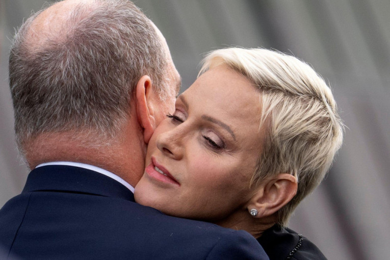 Šta nije u redu na ovim fotkama? Princeza Šarlin poljubila svog muža, ali svi komentarišu samo jednu stvar (FOTO)