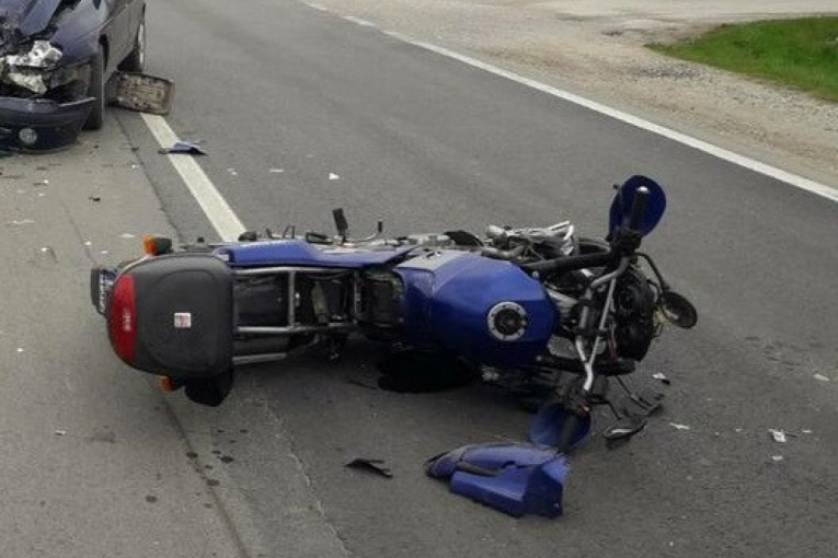 Još jedna nesreća u Čačku - teško povređen motociklista: Pukla mu je kaciga od siline udara, lekari mu se bore za život