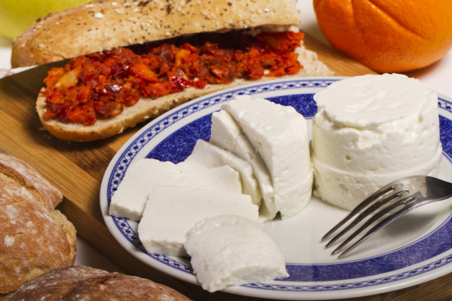 Sir u Srbiji postaje luksuz: Cene skočile, evo koliko košta kilogram!