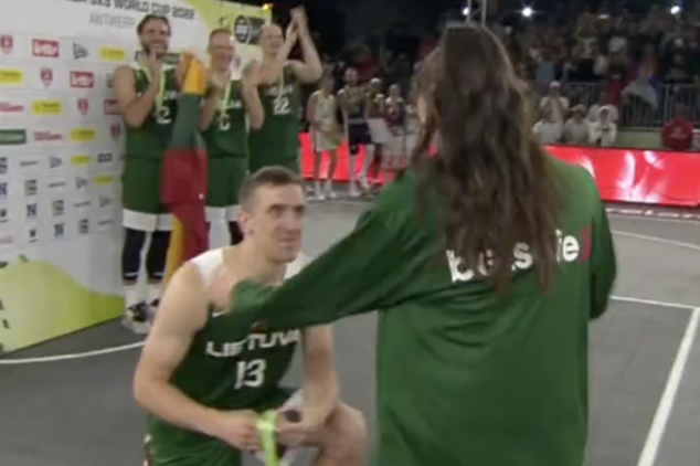 Srpskim basketašima nije mogao ništa, ali je posle finala osvojio sve! Litvanac na sred terena napravio scenu za pamćenje! (VIDEO)