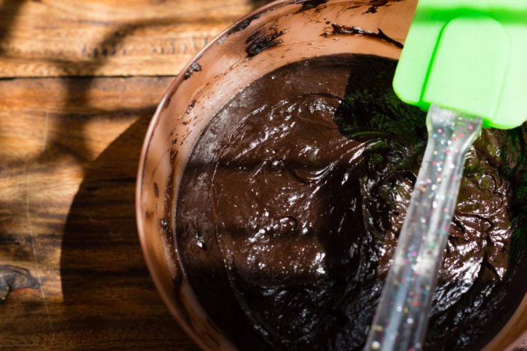 Recept dana: Kolač sa marcipanom i orasima je neverovatno sočan i preliven neodoljivom čokoladnom glazurom