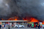Najmanje dvoje stradalih, u zgradi bilo 1.000 civila: Neidentifikovana raketa pogodila tržni centar u Ukrajini (FOTO/VIDEO)