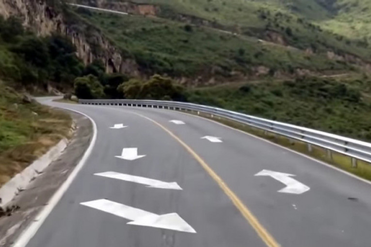 Meksički planinski put zahteva od vozača da voze pogrešnom stranom puta