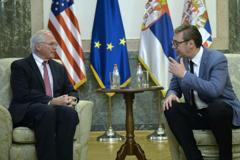 Predsednik Vučić se sastao sa ambasadorom SAD Kristoferom Hilom