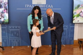 Vučević uručio Vidovdanske nagrade novosadskim učenicima: "Slaveći vaše uspehe i pobede, menjamo priču o nama, pa i ovaj praznik!"
