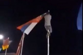 Skandal uoči festivala filma u Hrvatskoj: Muškarac se popeo na jarbol i skinuo srpsku zastavu - sunarodnici ga podržali! (VIDEO)