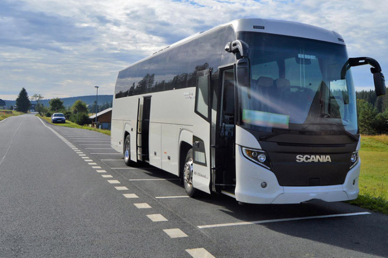 Građani jedne opštine imaju jednu liniju, jednog vozača, ali putuju sa dva autobusa - razlog je sulud!