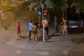 Tuča tinejdžera na Južnom bulevaru: Dvojica se tuku, pridružila im se i devojka! Ostali nemo posmatraju (VIDEO)
