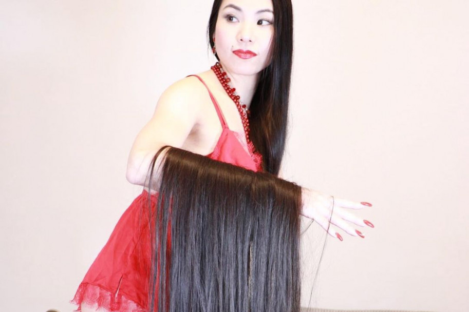 Japanska vila Ravijojla nije se šišala 17 godina: „Kosa mi je duga 2,10 metara, od punđe me nekad zaboli glava“